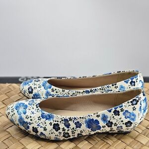 Floral Blue & Cream Y2K Flats Size 8W